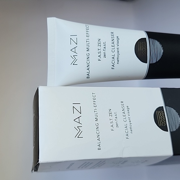MAZI Balancing Multi-Effect Facial Cleanser - Picture 3 of 9